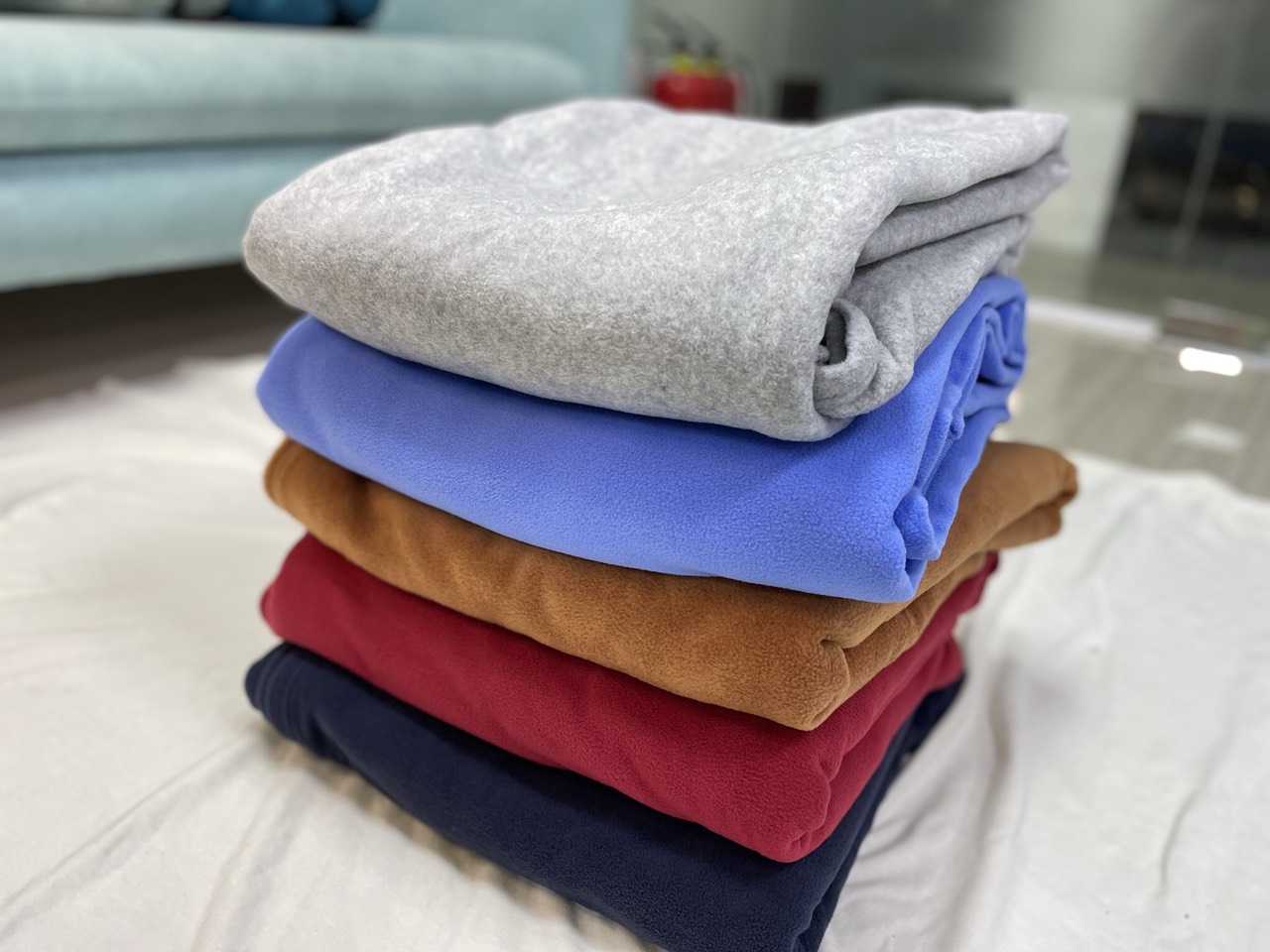 Chăn nỉ văn phòng siêu nhẹ nhiều màu 1m6 x 2m, sản phẩm nhẹ, nhỏ gọn, dễ dàng gấp lại và mang theo khi đi chơi, du lịch.