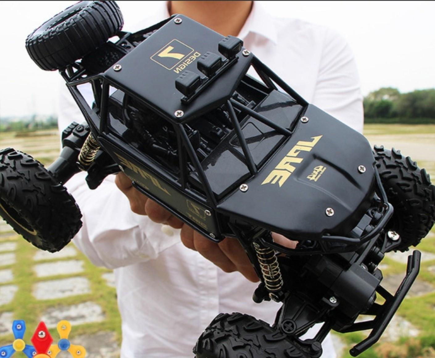 Ô tô điều khiển từ xa địa hình JPRE 7 và TEAM-03, kích thước 28cm x 18cm x 16cm. Pin sạc 2000mAh 4.8V, sử dụng 2 động cơ leo trèo ở địa hình phức tạp.