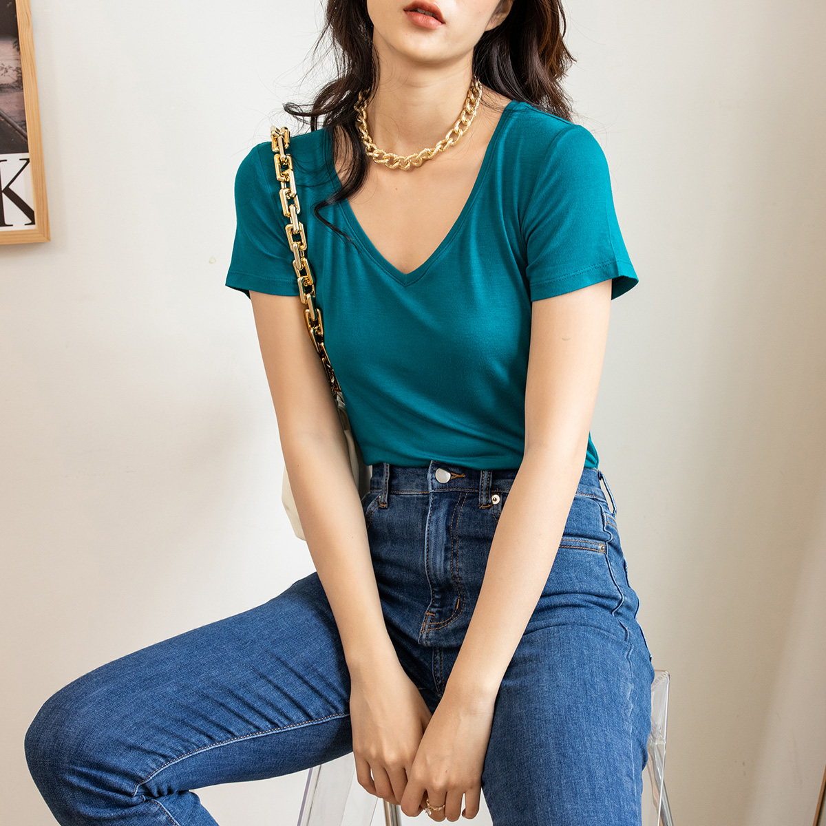 Áo thun cổ tim màu xanh