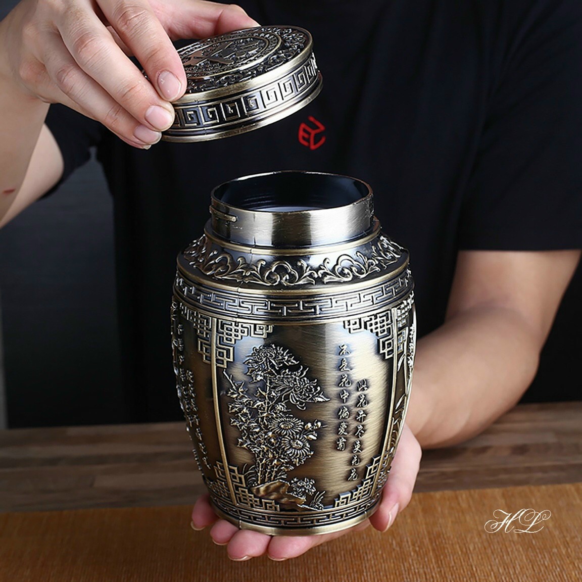 Lọ đựng chè hoa văn cổ hợp kim đồng