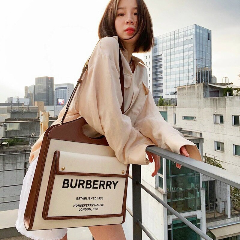 Túi xách nữ đeo chéo pocket big size 41 viền nâu màu trắng in logo cao cấp