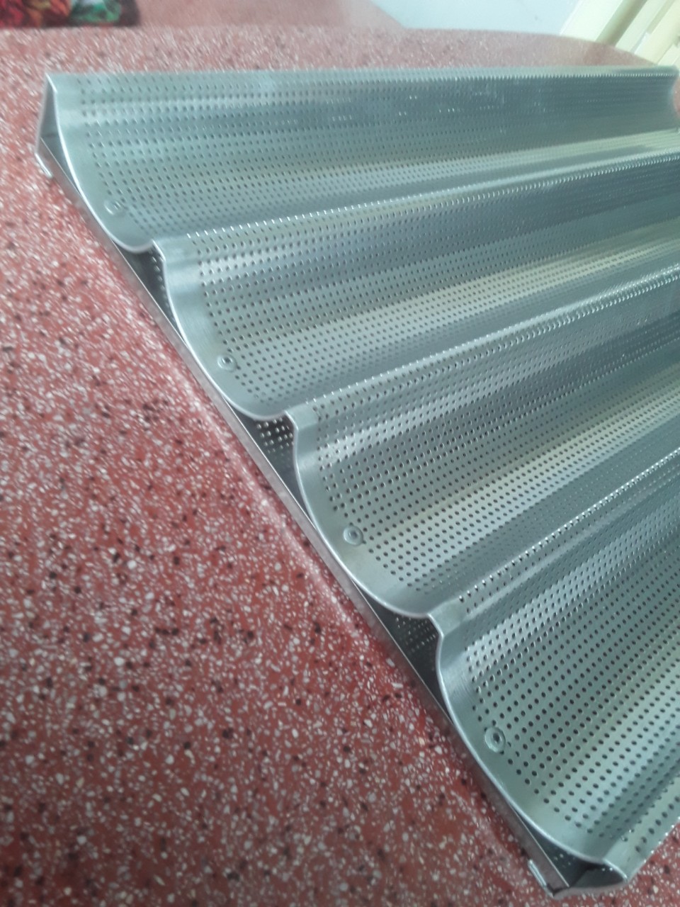 KHAY NƯỚNG BÁNH MÌ CHẤT LIỆU NHÔM KHUNG ĐẾ INOX