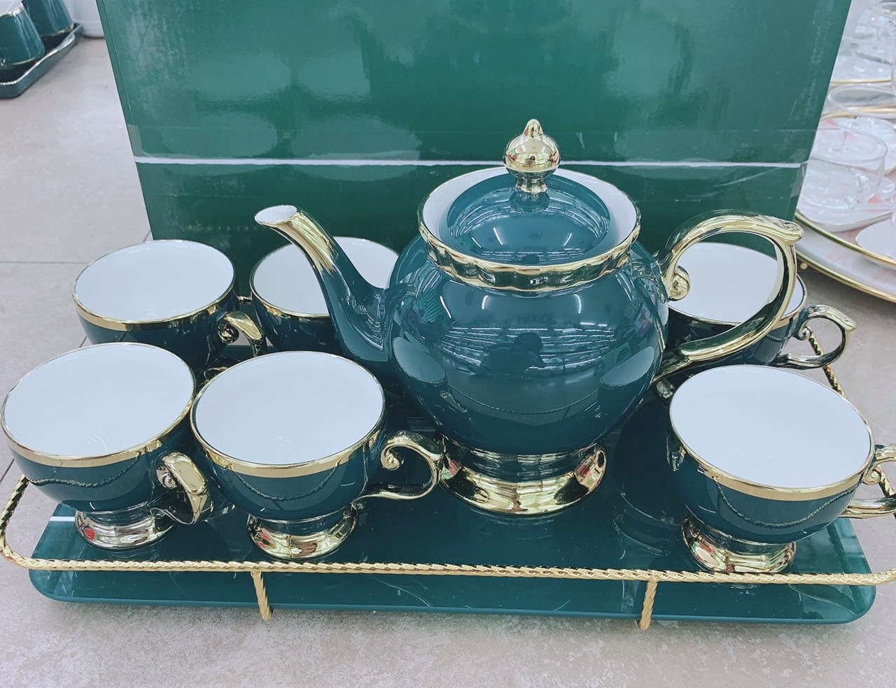 Bộ ấm chén kèm khay màu xanh khung kim loại mạ vàng
