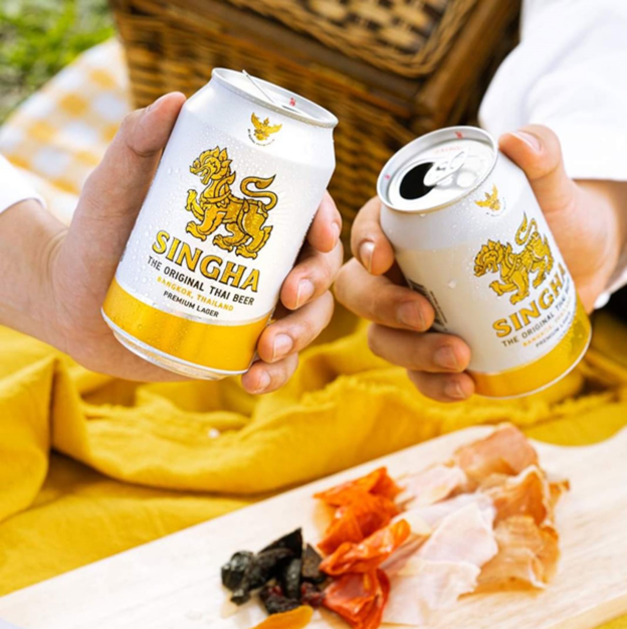 Thùng 24 lon x 330ml bia Singha nhập khẩu Thái Lan Ship Hỏa Tốc