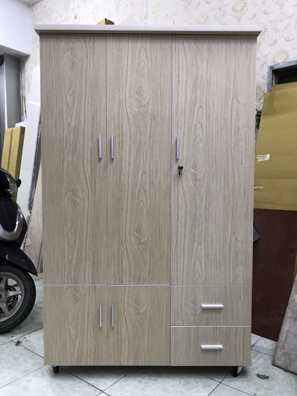 Tủ quần áo/ Tủ trẻ em/ Tủ nhựa đài loan giá rẻ 3 cánh màu gỗ .Kích thước 1m1*1m7*45cm. Bảo hành 5 năm. Chỉ nhận ship HCM, Bình Dương, Biên Hòa miễn phí