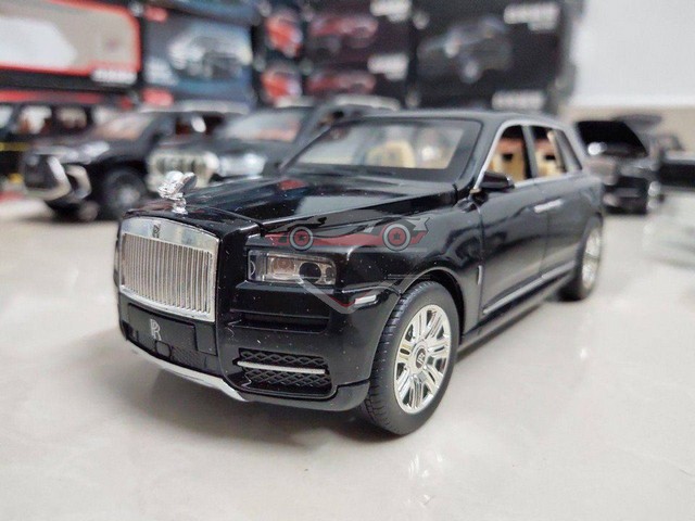 Xe mô hình Rolls Royce Cullinan tỉ lệ 1:24 màu đen