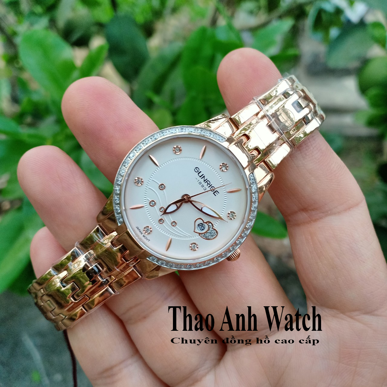 Đồng hồ Nữ Sunrise 9804AA dây Vàng hồng mặt trắng, viền đính đá sang trọng, kính sapphire chống xước, chống nước cực tốt.