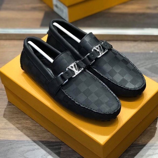 giày nam gắn logo chất liệu da sần rất đẹp