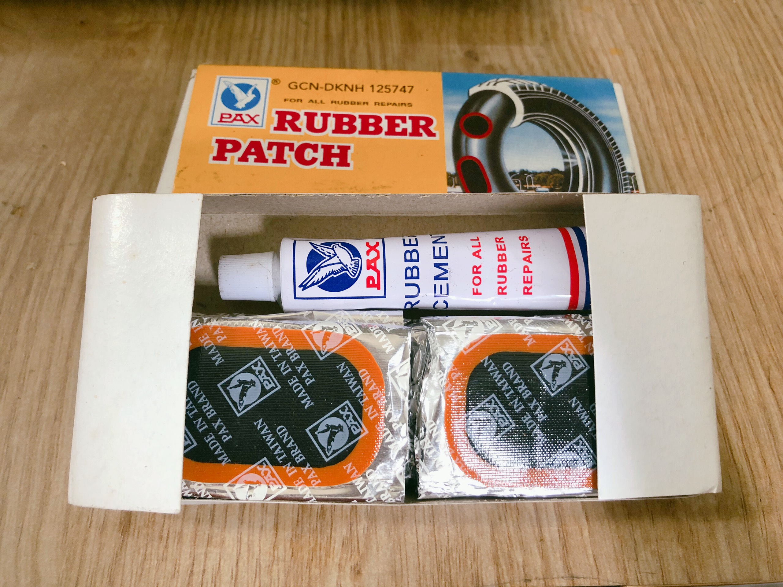 (ẢNH THẬT) Hộp PAX PX106 keo lạnh và 24 miếng keo dán vá tiện dụng, vá ruột săm xe máy, xe đạp, xe đạp điện(Size L 5.2x3.4cm)