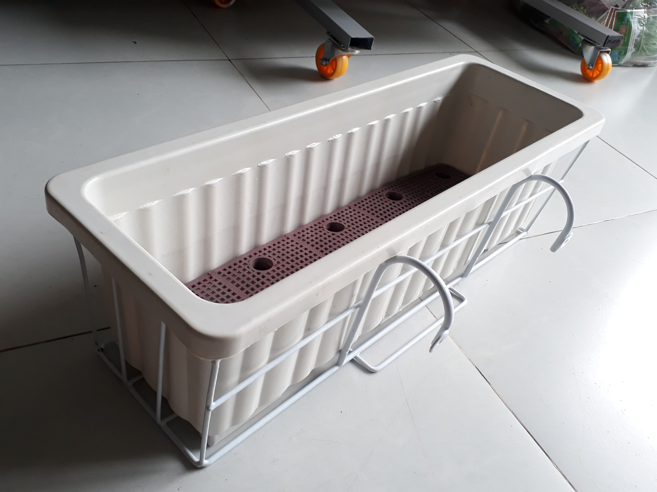 [HCM]Bộ chậu treo ban công màu trắng ( bán lẻ khung sắt và chậu )