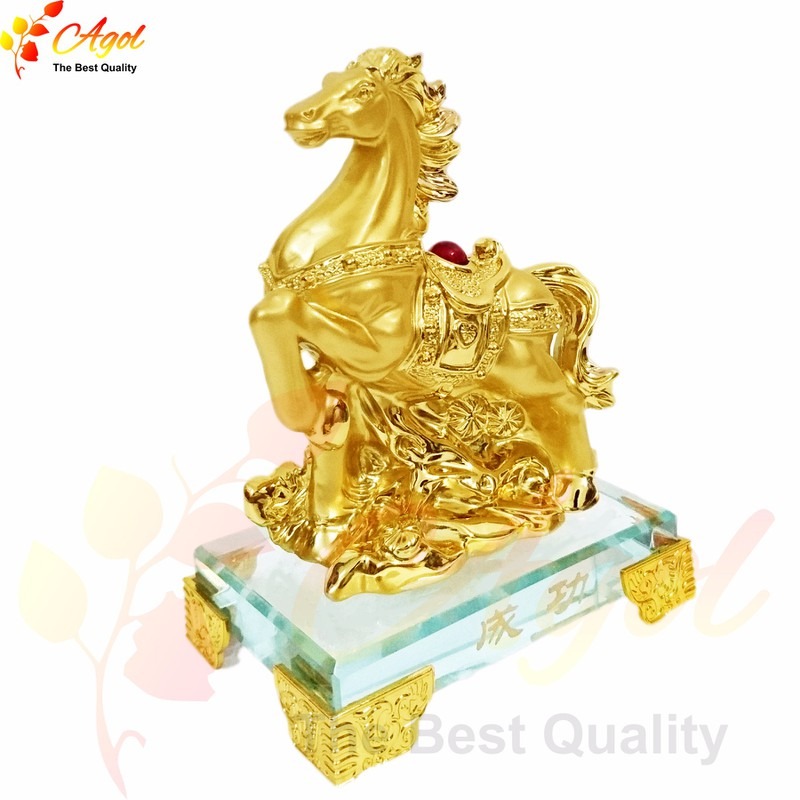 Tượng Ngựa Vàng Đế Thủy Tinh