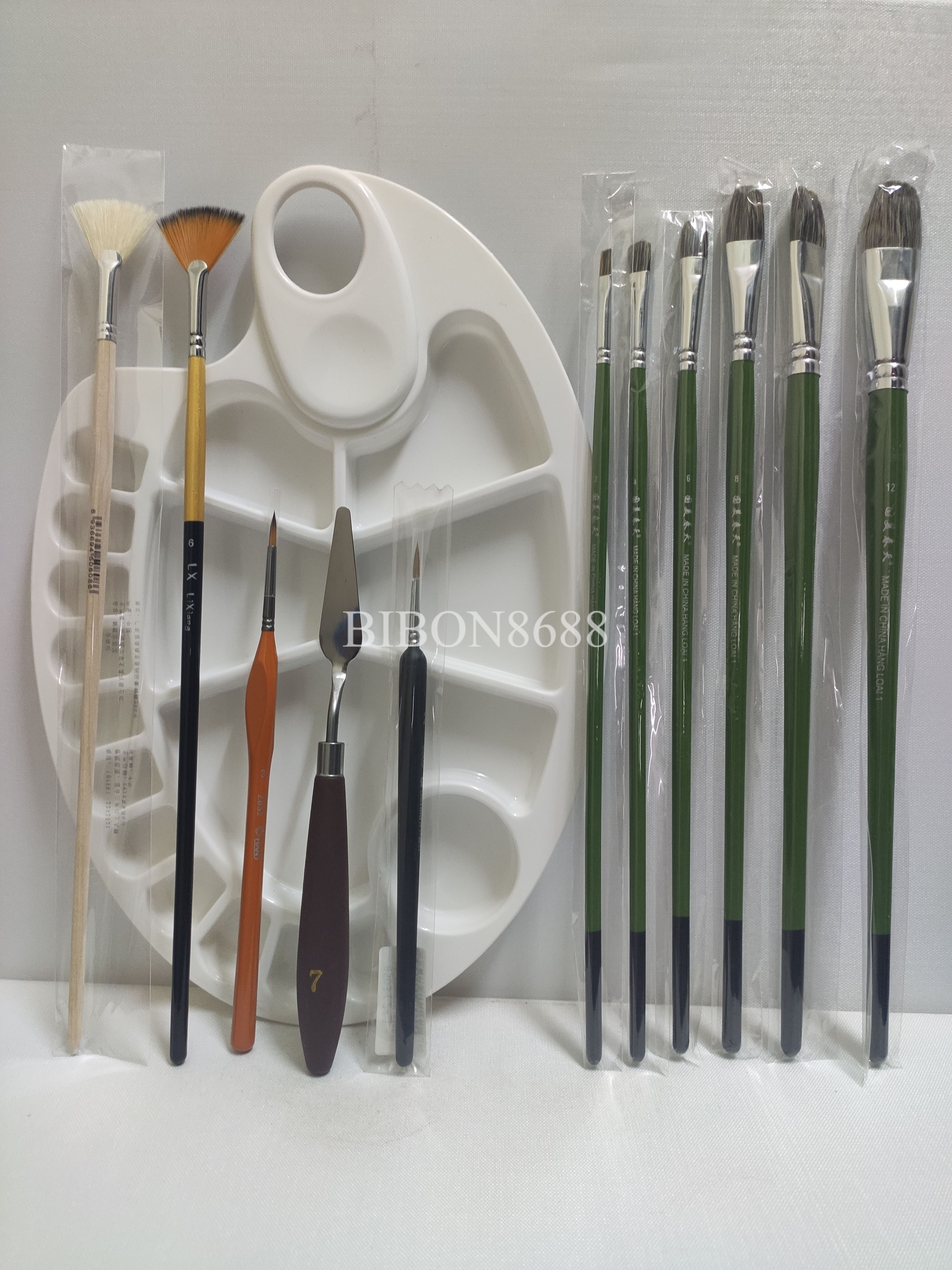 Bộ dụng cụ vẽ 12 chi tiết gồm cọ tỉa, cọ quạt, bay, khay pha màu, cọ lông chồn