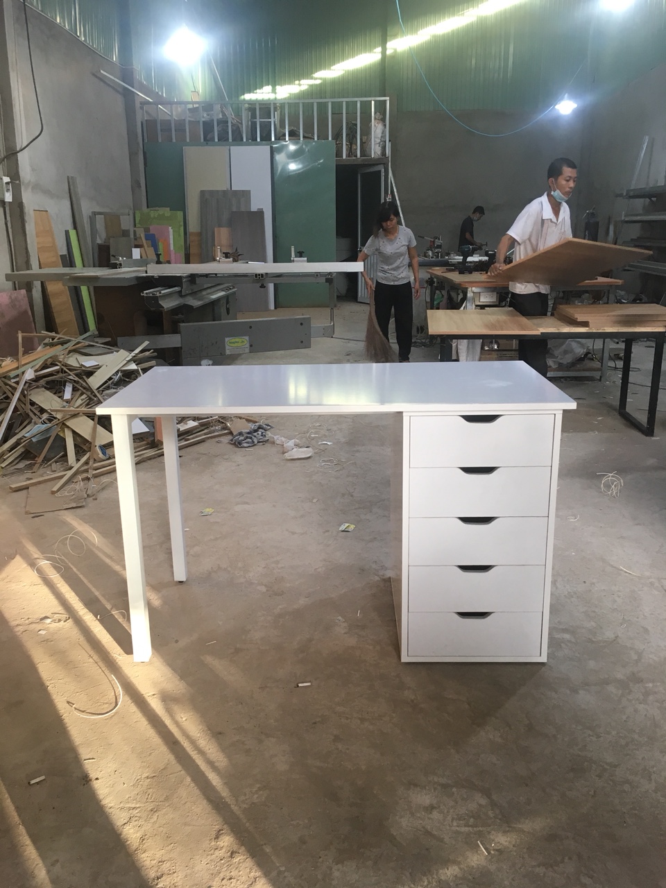Bàn gaming bàn ikea chân sắt màu full trắng