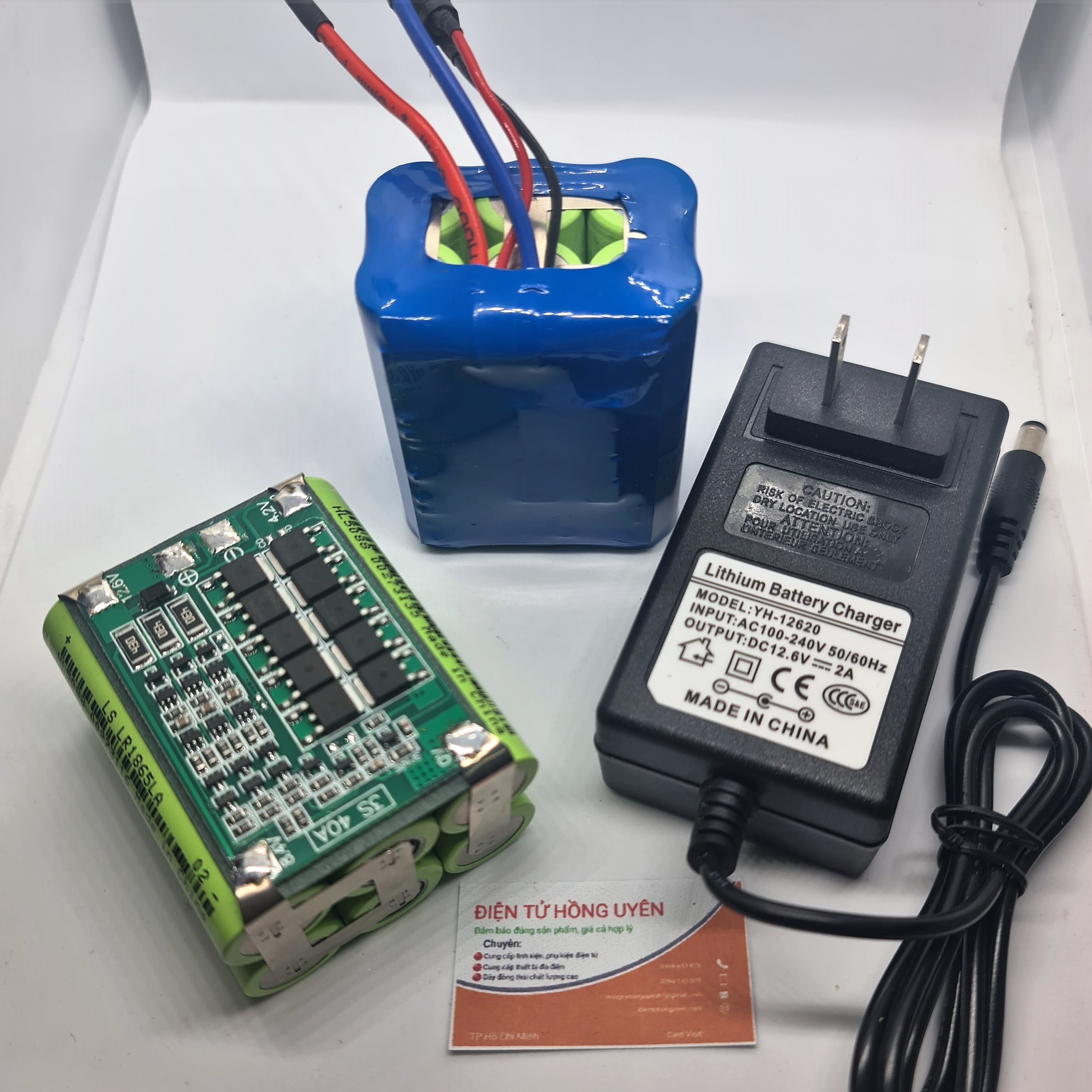 Khối pin Lithium 12.6V - 4AH. Tặng kèm sạc nhanh 12.6v - 2A. Khối pin được đóng từ 6 cell pin 18650 Lishen xanh mới 100% + mạch bảo vệ sạc xả 3S 40A