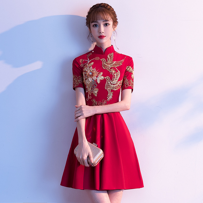 Cô dâu mùa hè gầy và cô gái nhỏ váy ngắn màu đỏ vàng thêu sườn xám quần áo bánh mì nướng