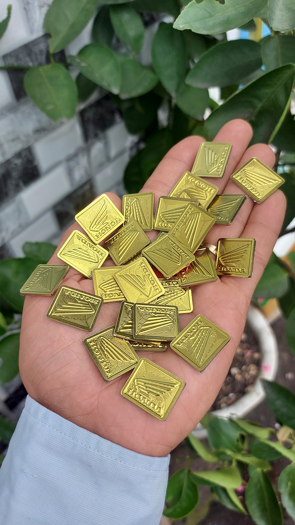 Tem logo Honda màu vàng tặng kèm keo dán
