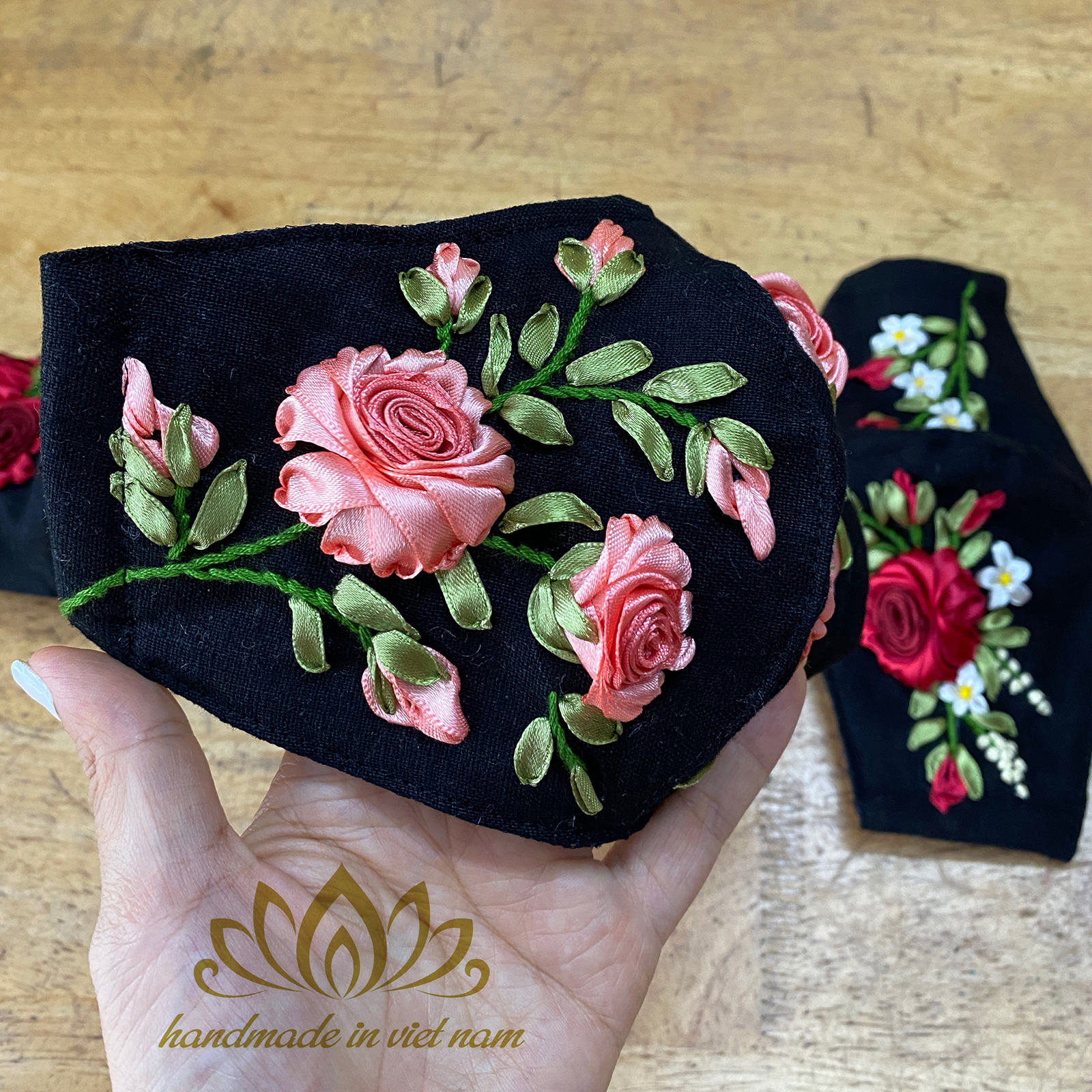 Khẩu trang thêu tay, thêu ruy băng hoa hồng độc lạ