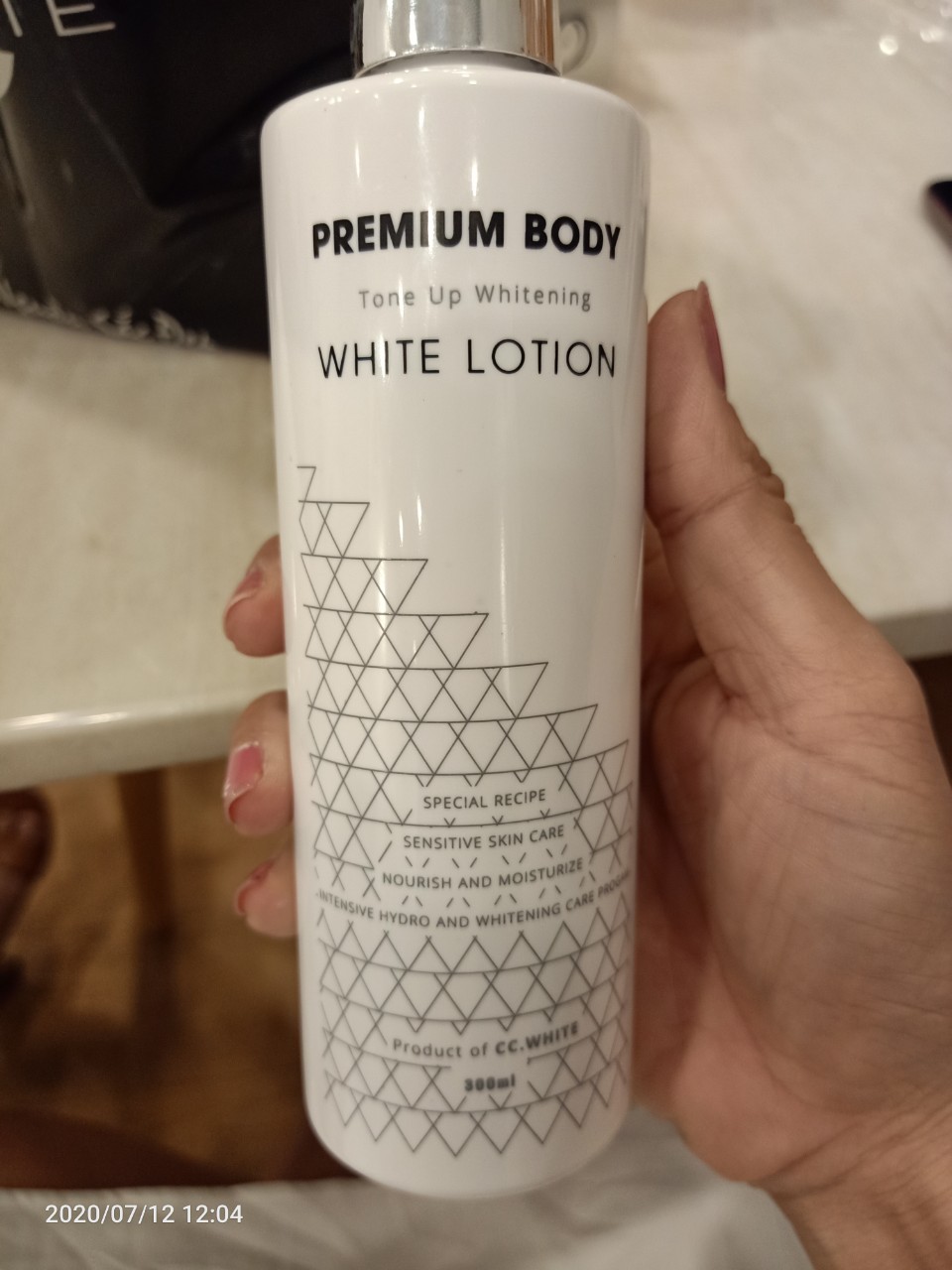 [HCM]SỮA DƯỠNG TRẮNG DA BODY PREMIUM BODY CC WHITE LOTION 300ML, TẶNG TẨY TẾ BÀO CHẾT  180K MIỄN PHÍ