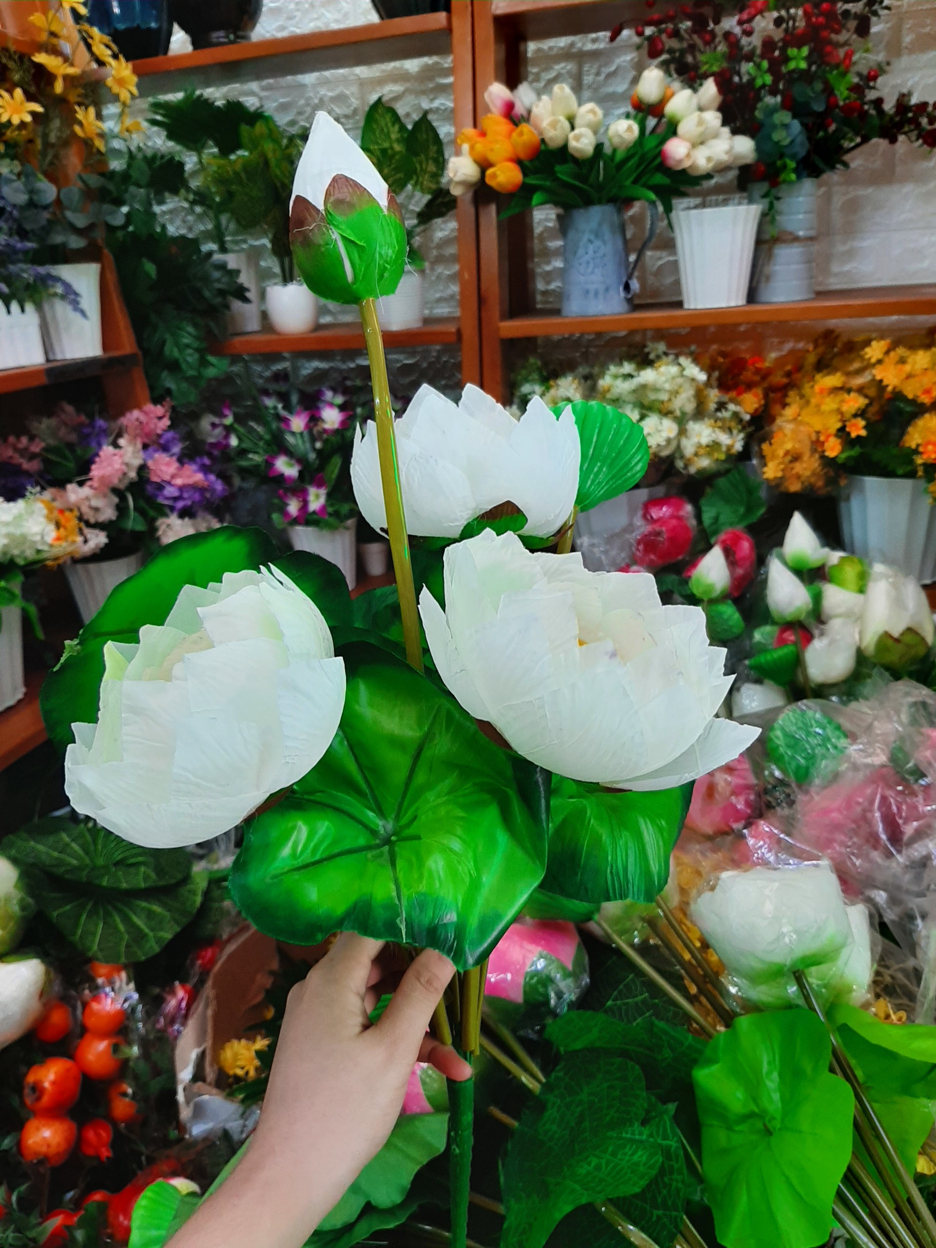 CÀNH HOA SEN - HOA GIẢ Trang Trí không gian rất phổ biến những nơi trang nghiêm, cảnh quan hồ cá... chiều cao 50cm