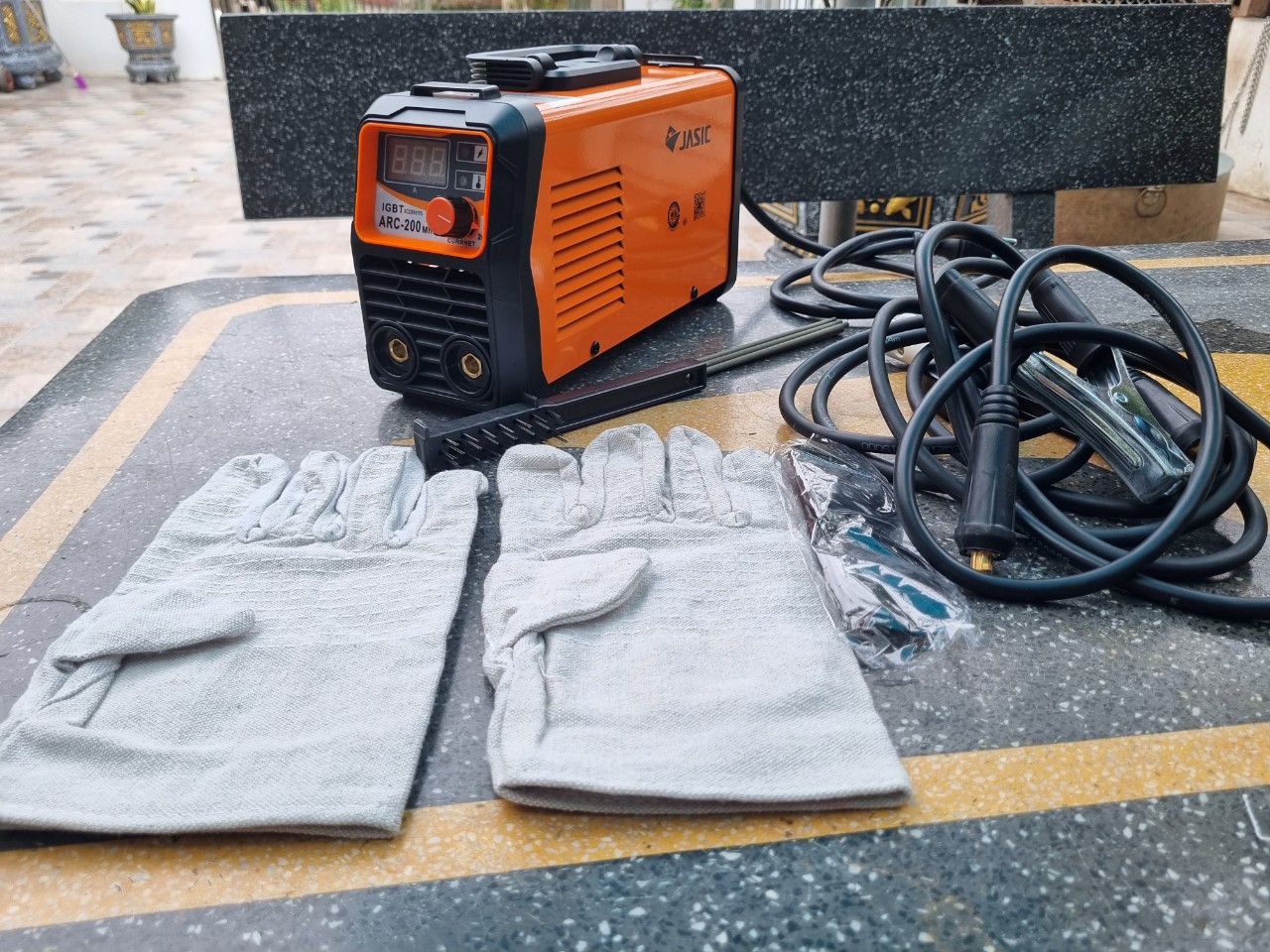 Máy hàn jasic arc 200- máy hàn điện tử jasic arc 200 mini tặng kèm gang tay,5 que hàn...
