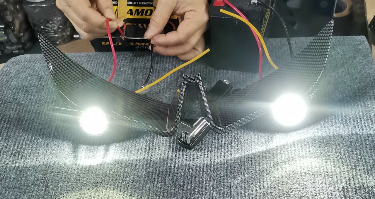 Cánh gió/ Râu Cacbon có đèn mini trợ sáng cho Winner X.