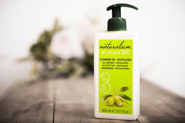 Sữa rửa mặt dạng Gel tinh chất Olive đem đến làn da mịn màng, mềm mại – Naturalium Cleasing Gel Olive 3 In 1-Body, Face And Hand - 300ml - Chính hãng