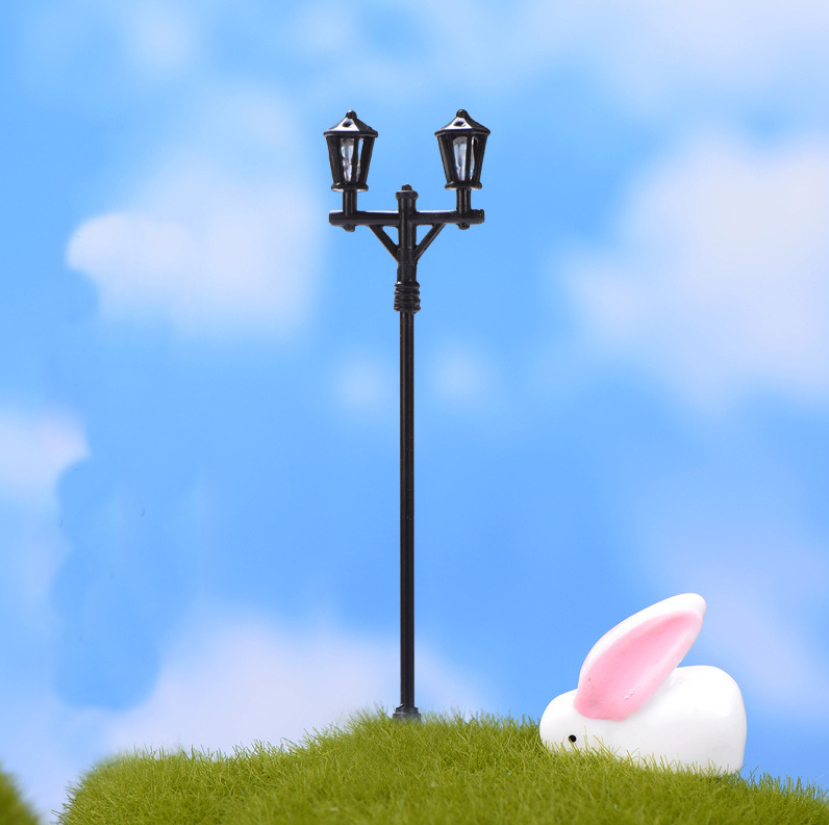 Phụ kiện trang trí tiểu cảnh: mẫu cột đèn đôi, đèn có thể phát sáng