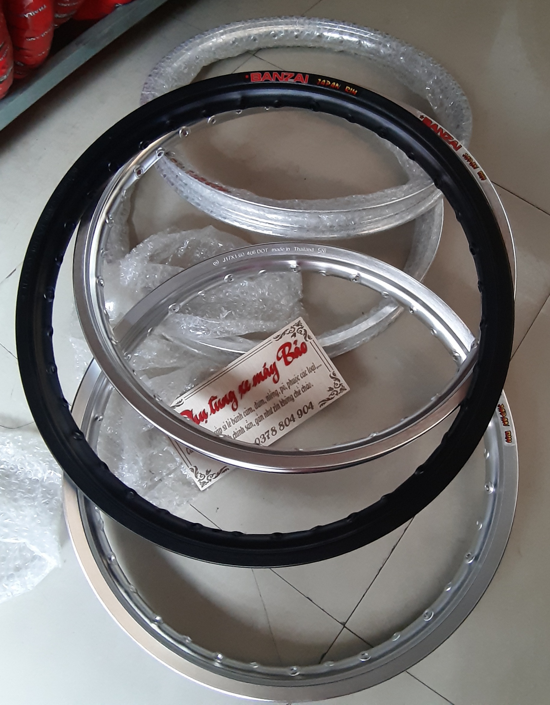 Niềng nhôm banzai 1.4/1.6 có 2 màu đen và bạc