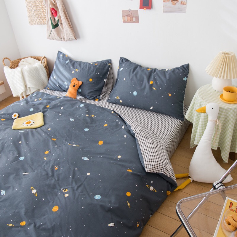 Trọn Bộ 4 Món Chăn Ga Gối Cotton Poly Nhập Mẫu VŨ TRỤ GHI Dễ Thương Cho Bé Trai