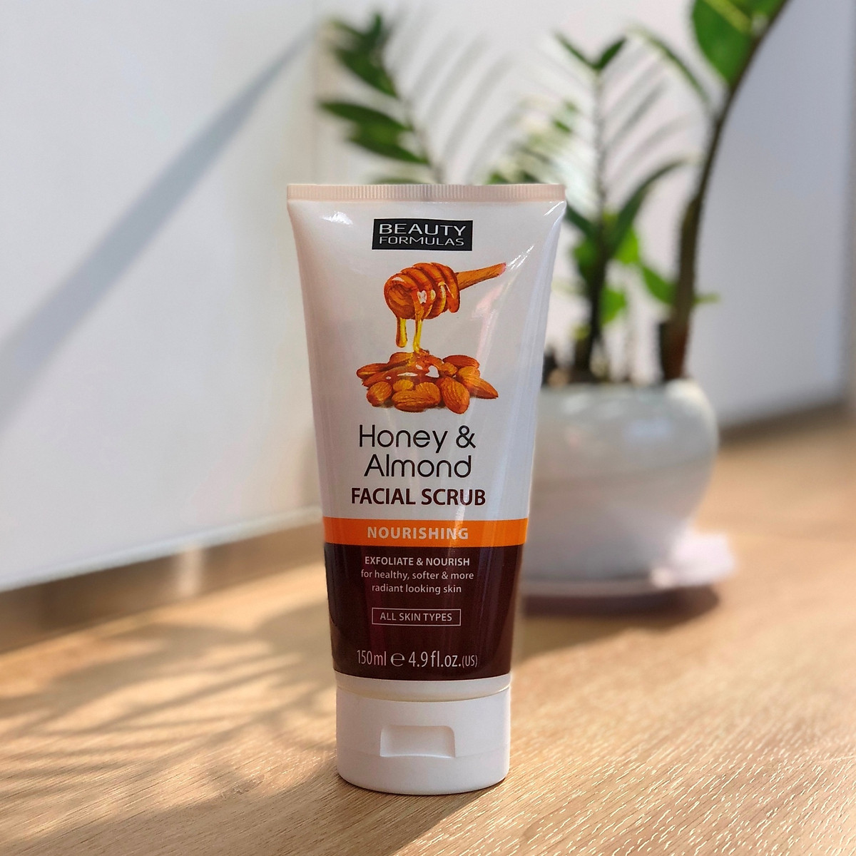 Sữa rửa mặt tẩy tế bào chết mật ong và hạnh nhân Beauty Formulas Honey and Almond Facial Scrub 150ml