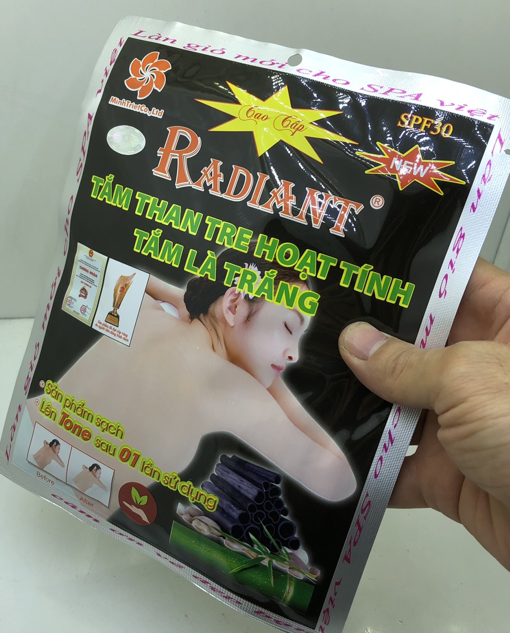 Tắm Trắng Radiant Than Tre Hoạt Tính 170g