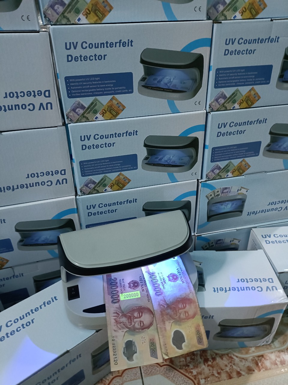 Đèn soi tiền giả, đèn soi giấy tờ, cà vẹt, bằng lái, vé số. tem, nhỏ gọn dễ mang đi, sạc pin tiện dụng