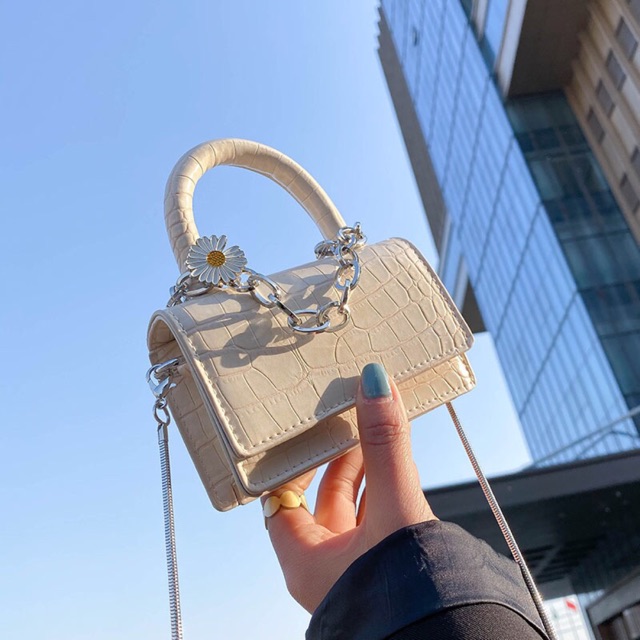 Túi hoa cúc size 16 - túi xách nữ đeo chéo hoa cúc DR603 hot 2020, form dáng hiện đại, trẻ trung, nhiều ngăn để đồ tiện dụng và linh hoạt