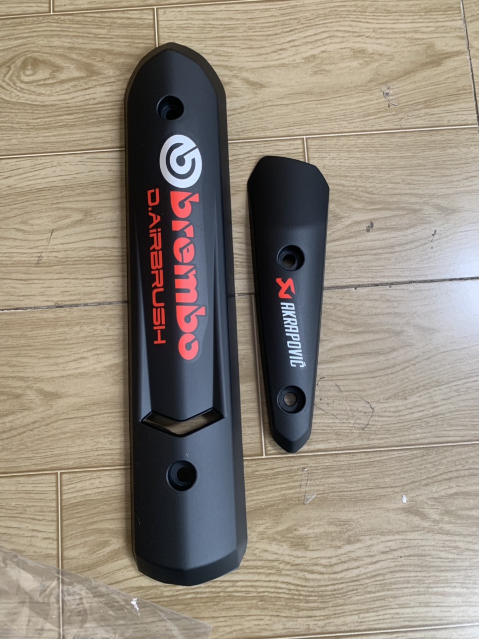 Ốp pô spark màu đen nhám tem brembo