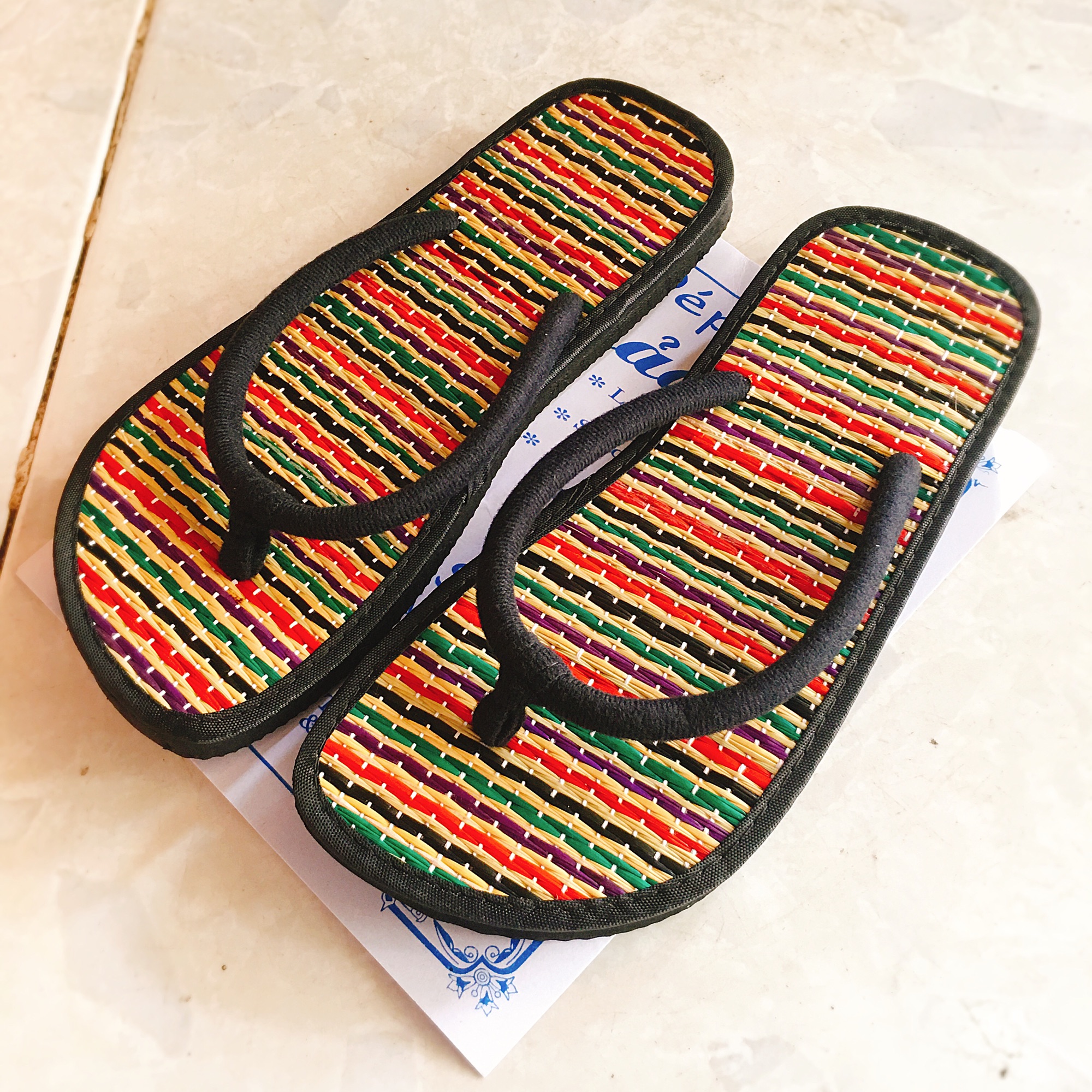 Dép chiếu cói màu sỏ ngón