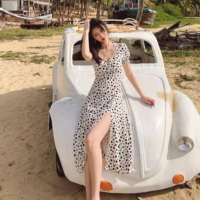 Đầm bi đen lớn xẻ tà kèm hình vải thật.