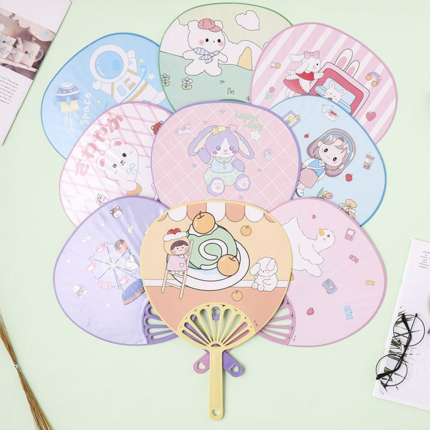Quạt nhựa cầm tay, quạt mini cầm tay cute hình tròn gọn nhẹ, tiện lợi mùa hè 2022