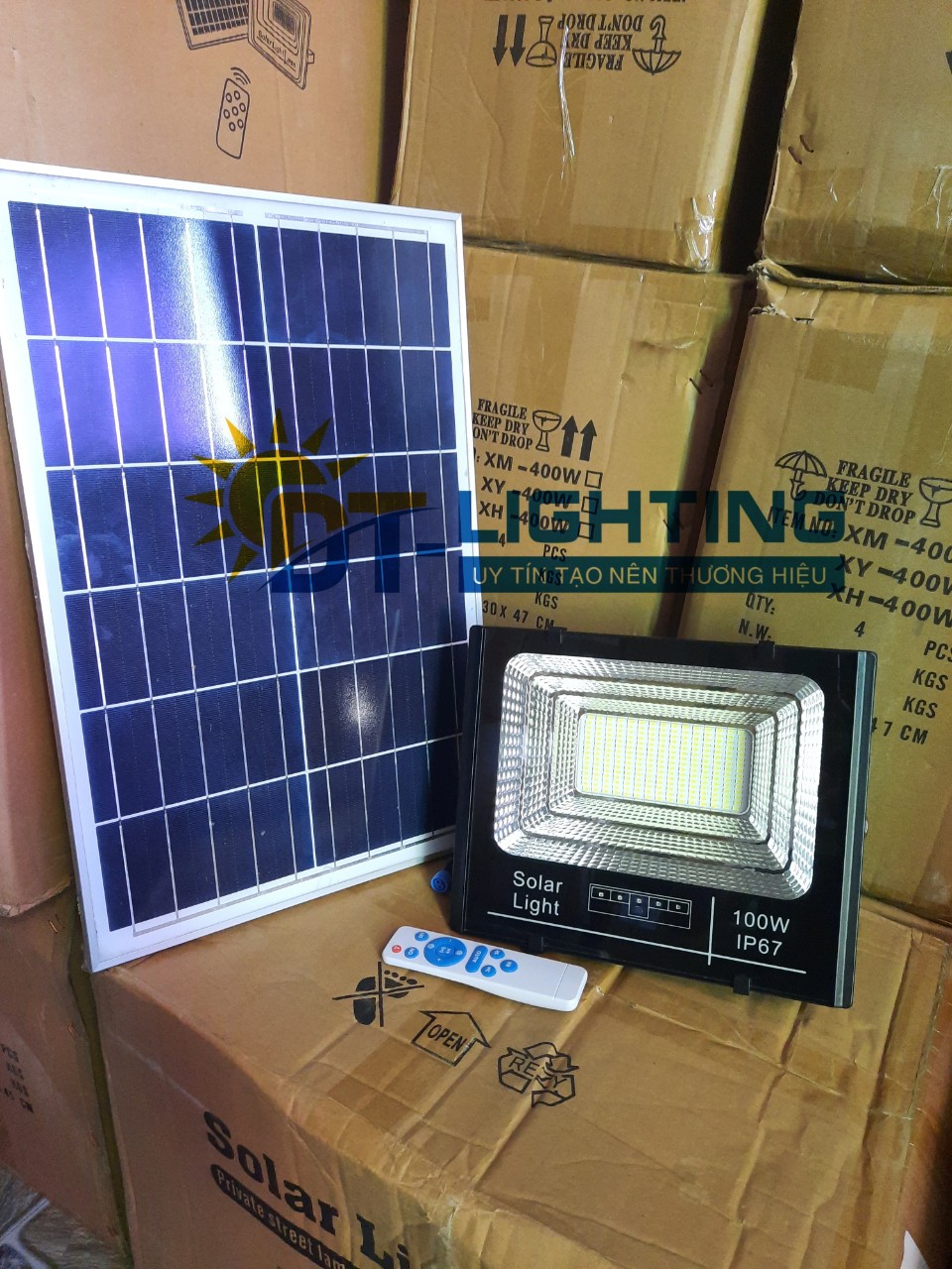 Đèn pha năng lượng mặt trời 100w