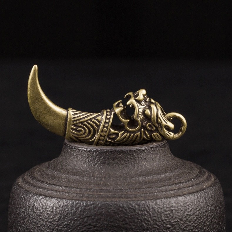 Tượng Nhỏ Phong Thủy Bằng Đồng Kiểu Dáng Nanh Đầu Rồng (Kích Thước: 2 x 4.4cm)