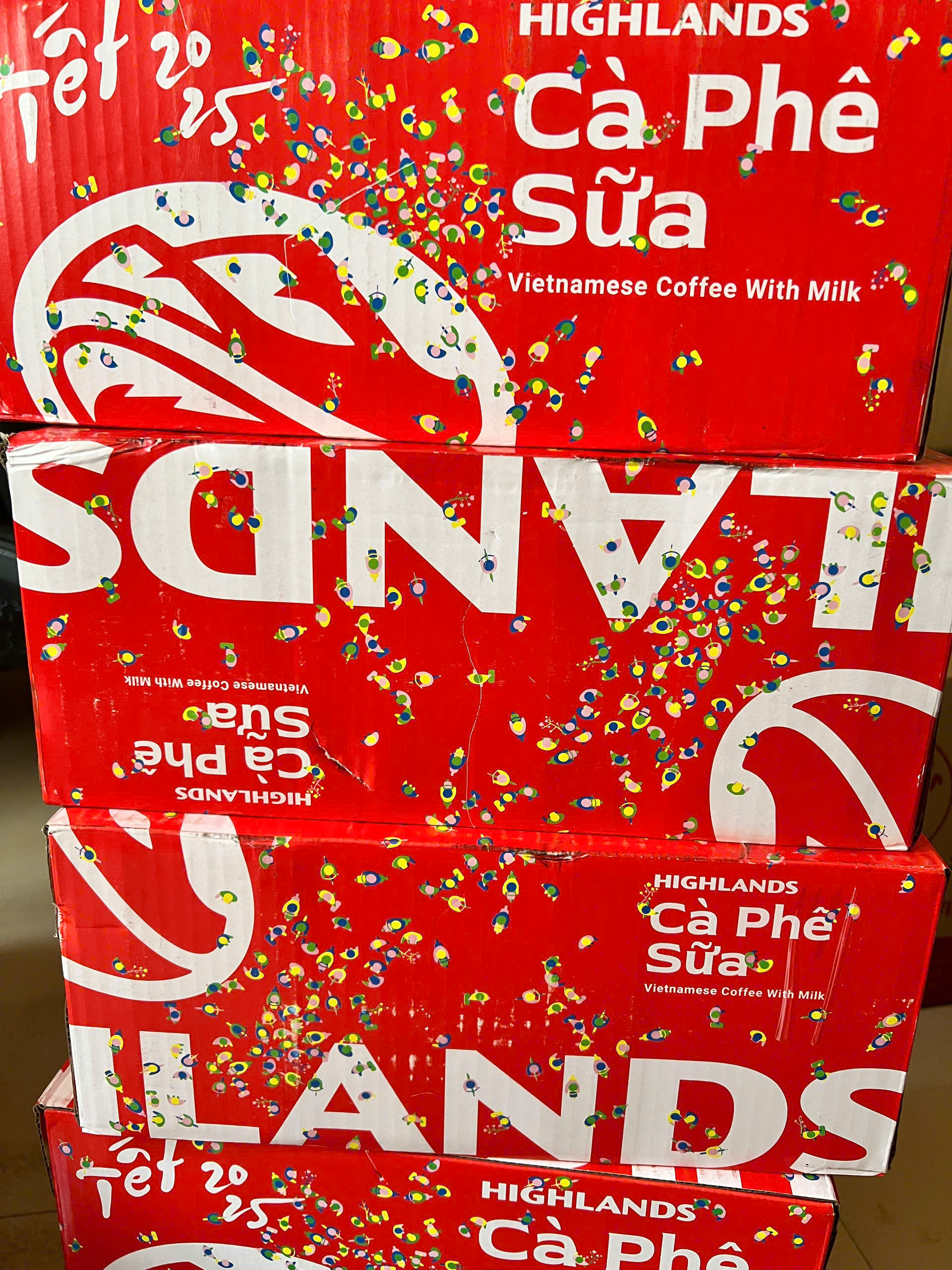 Thùng 24 lon cà phê sữa Highland (mẫu Xuân) Size Lớn 235ml mẫu tết 2025, date mới