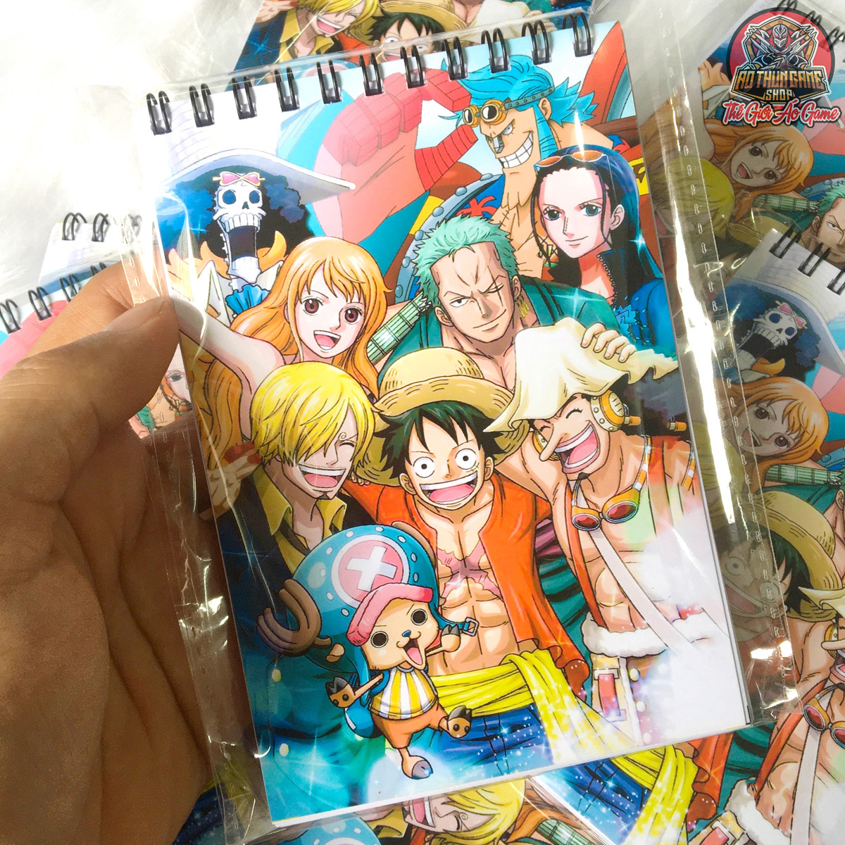 Sổ tay One Piece: Bạn là fan hâm mộ One Piece? Hãy cùng khám phá những bức vẽ tuyệt đẹp trong sổ tay One Piece này. Bữa cơm của Luffy, chuyến phiêu lưu trên biển và nhiều hình ảnh đầy cảm hứng sẽ được tái hiện trên trang giấy của sổ tay.