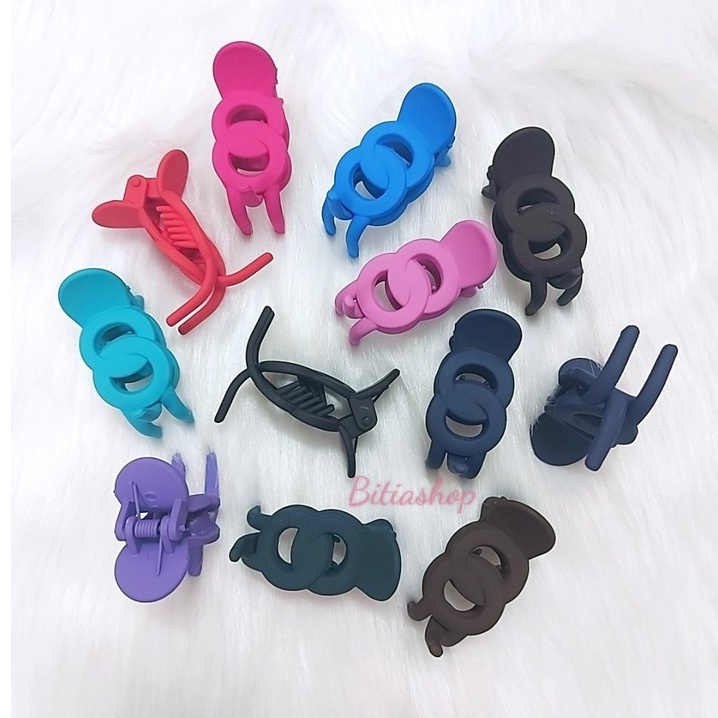 1 kẹp tóc càng cua 3 răng số 8 đen màu nhám bóng