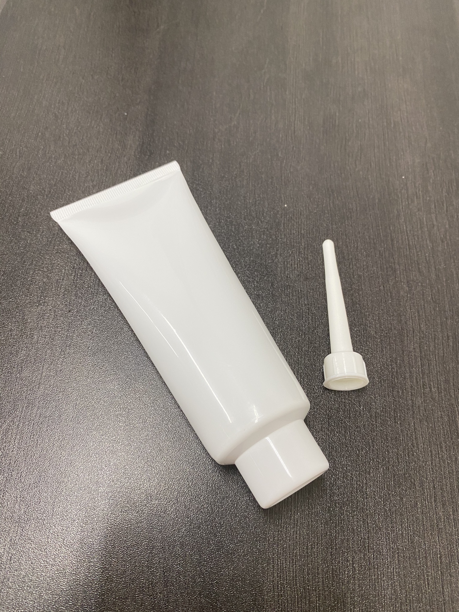 Tuýp nhựa nền trắng 120ml