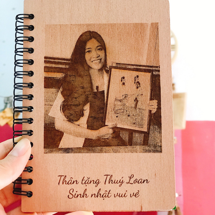 SỔ TAY A5 BÌA GỖ KHẮC CHỮ - SỔ TAY KHẮC HÌNH THEO YÊU CẦU - QUÀ TẶNG THẦY CÔ NGÀY 20-11 Ý NGHĨA - QUÀ TẶNG TỐT NGHIỆP Ý NGHĨA