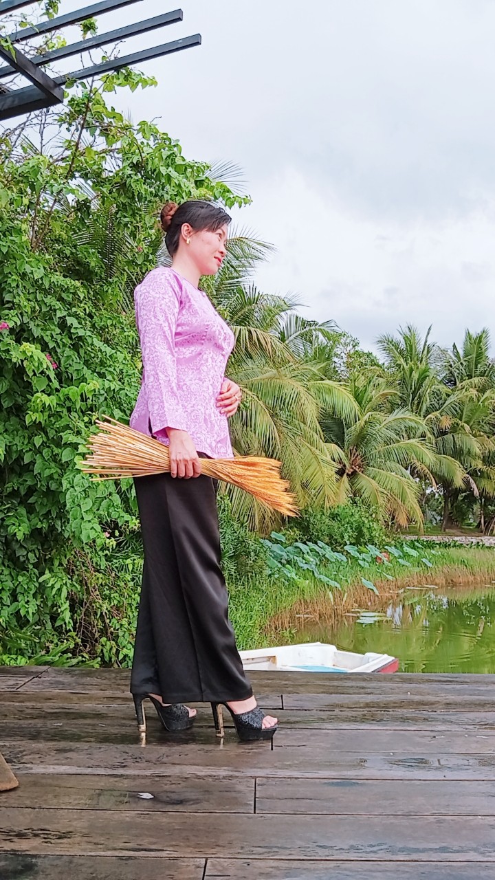 bộ áo bà ba, áo bà ba màu xanh nước biển, chất liệu vải gấm in hoa sang trọng,mặc thấm hút mồcổ tròn kết hợp với nút dính ngọc sang trọng, tay dài thùy mị, quần màu đen hoặc trắng vải lụa satin rũ mềm mại, thướt tha