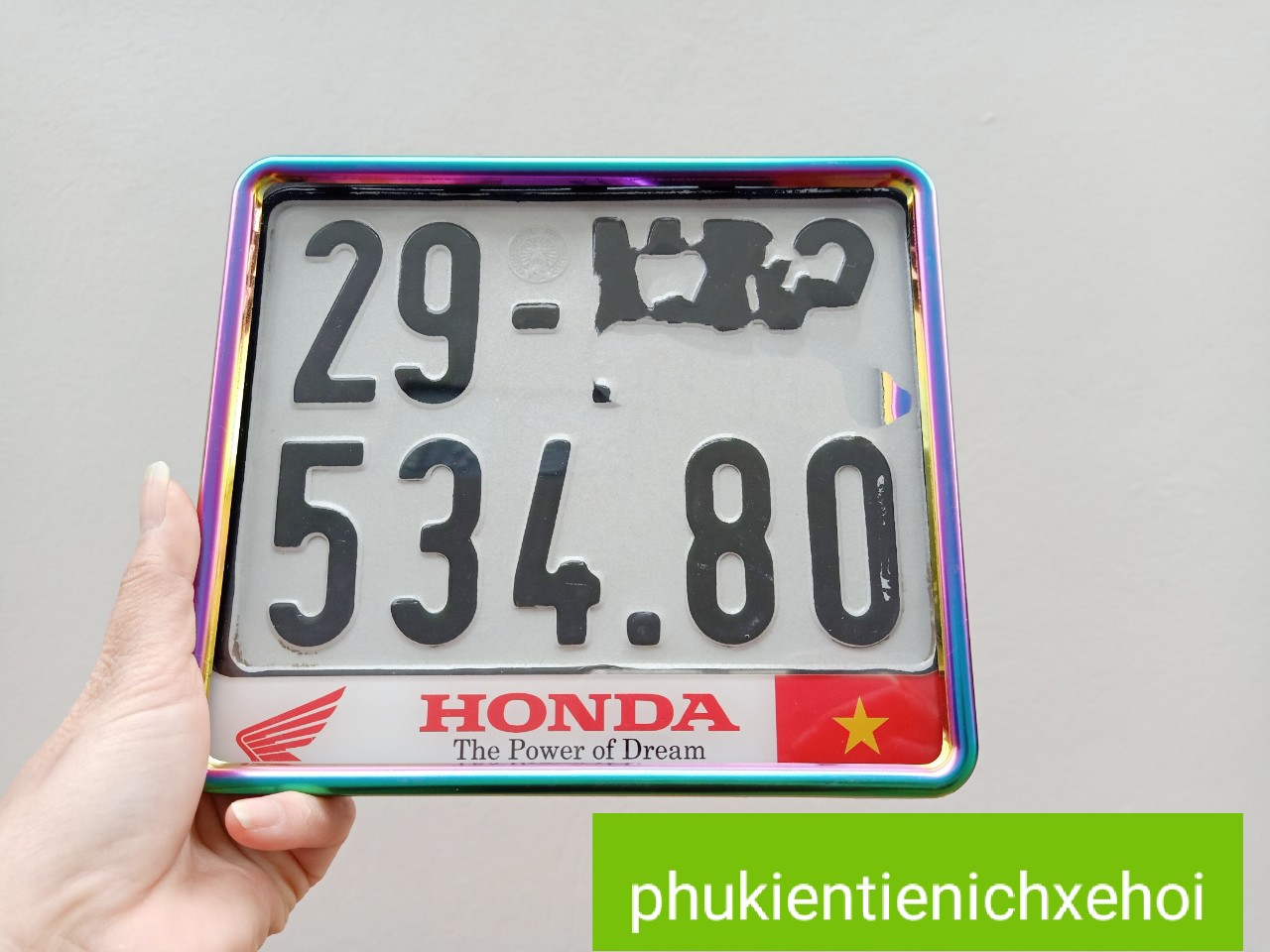 khung biển số xe máy có hình nằm dưới biển dùng cho biển 4 số và 5 số viền titan Và inox nhiều mãu logo
