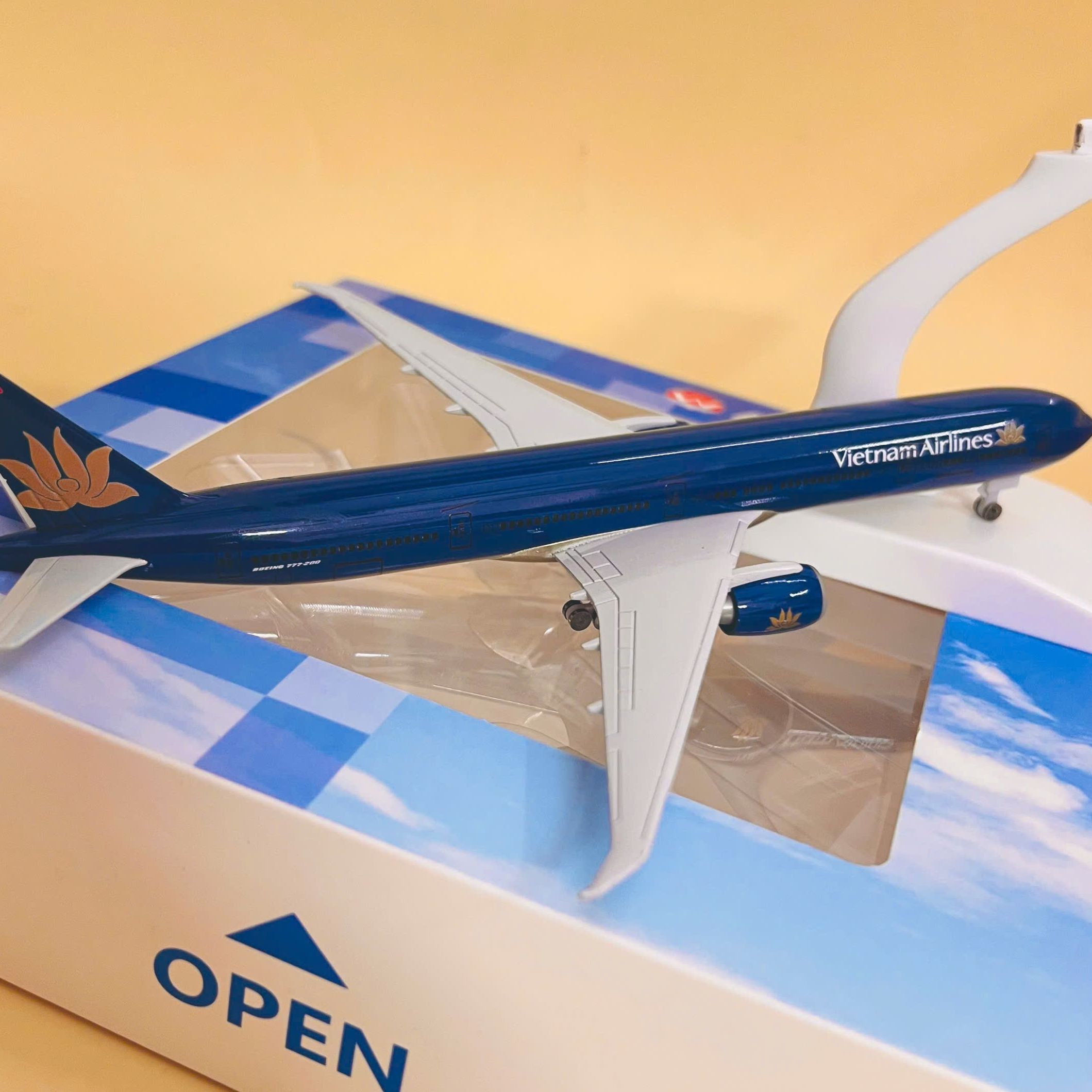 Máy Bay Boeing 777 Hãng Hàng Không Quốc Gia Tỉ Lệ 1:400 Bánh Xe Liền Thân Phiên Bản Cao Cấp [Fullbox]