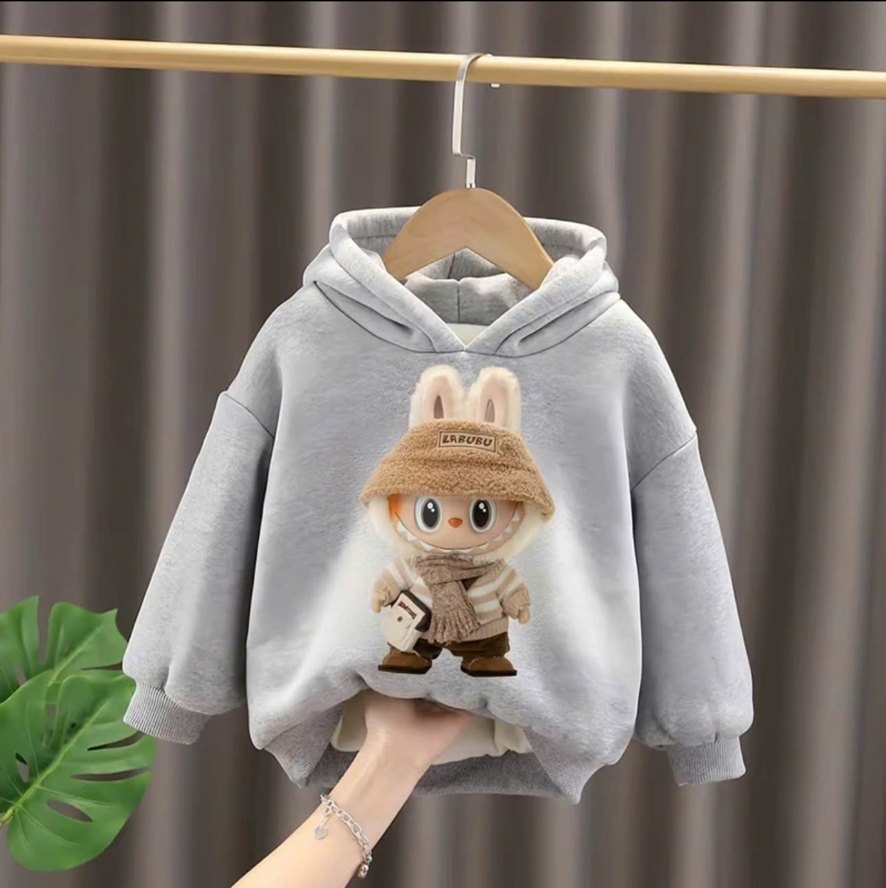 Áo hoodie Labubu thu đông dành cho bé gái và bé trai 14-45kg mẫu LABUBU QUÀNG KHĂN. Chất liệu nỉ mỏng.