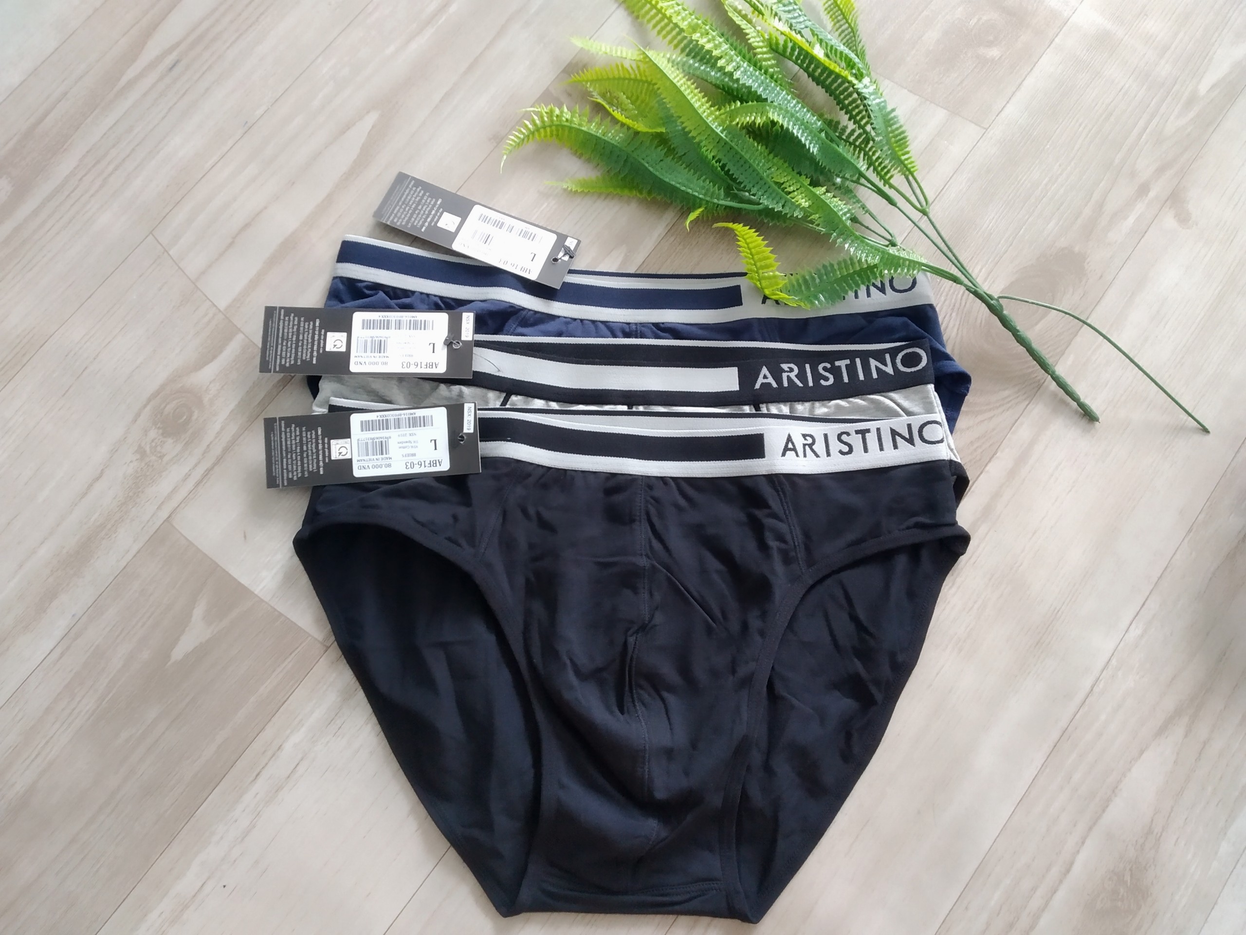 Set 3 chiếc quần sịp nam Briefs Aristino ABF16-03 mềm mịn, kháng khuẩn - Giao màu ngẫu nhiên