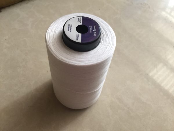 Chỉ may công nghiệp Trắng Mộc 40/2 2500m, (lốc 6 cuộn) chất liệu polyester cao cấp, có độ bền màu cao, không bị tưa chỉ khi may, đảm bảo chất lượng